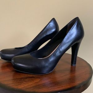 Franco Sarto platform pump